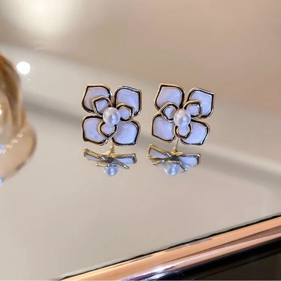 Modern Flower White and Gold Earrings with Central Pearl - Picture 2 of 10